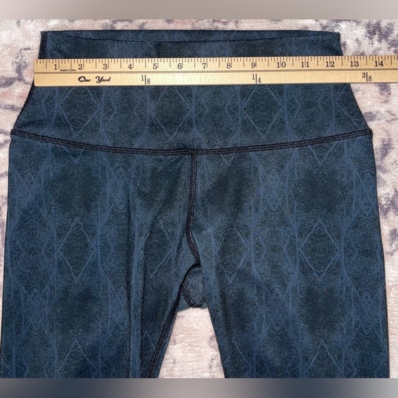 ALO Yoga Tree Lace Airbrush Cropped Legging Size Small - Picture 3 of 7